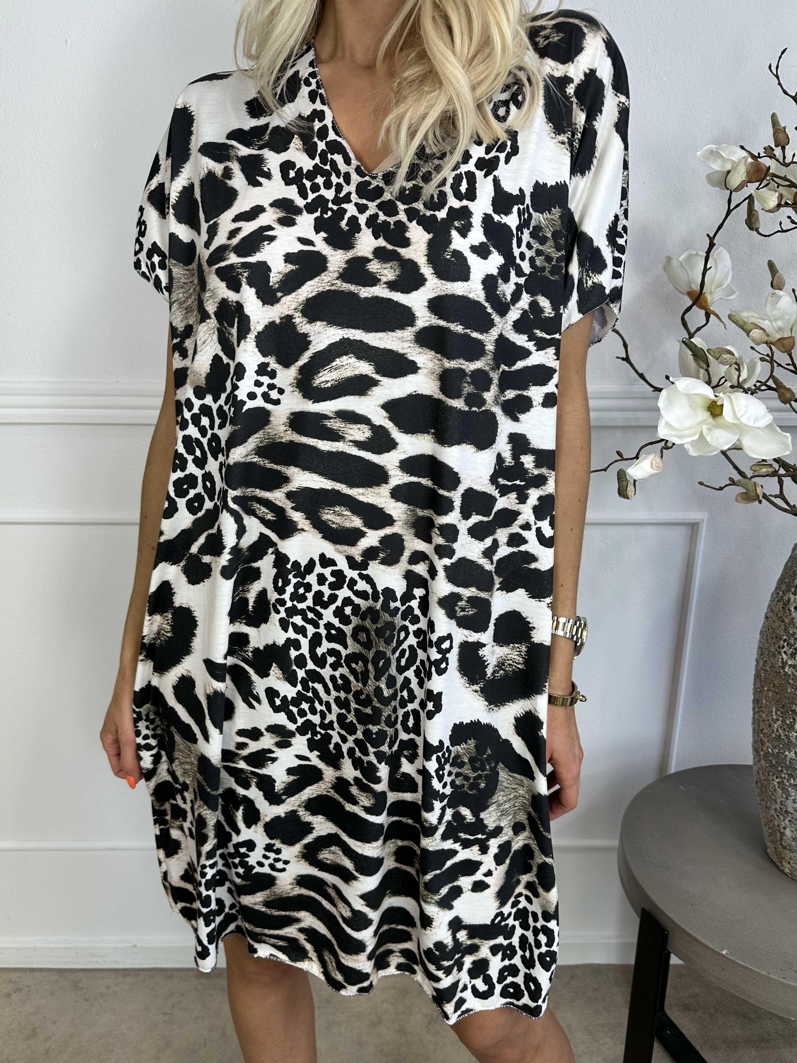 Lizzie - Meget blød kjole i dyreprint med v-hals